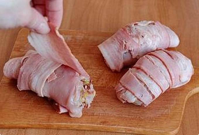 Куриные рулетики в беконе в духовке