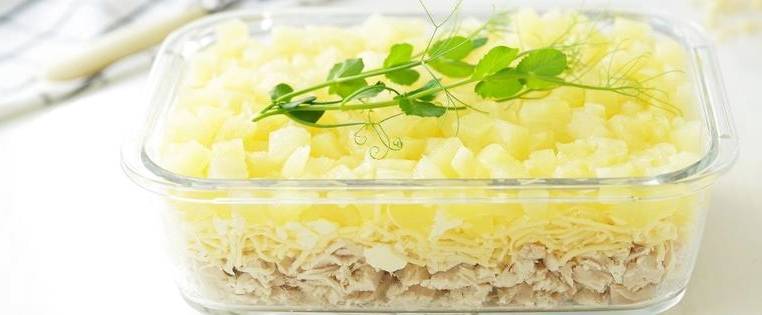 Салат «Дамский каприз» с ананасом, курицей и сыром классический