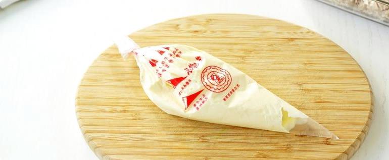 Салат «Дамский каприз» с ананасом, курицей и сыром классический