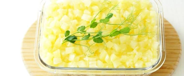 Салат «Дамский каприз» с ананасом, курицей и сыром классический