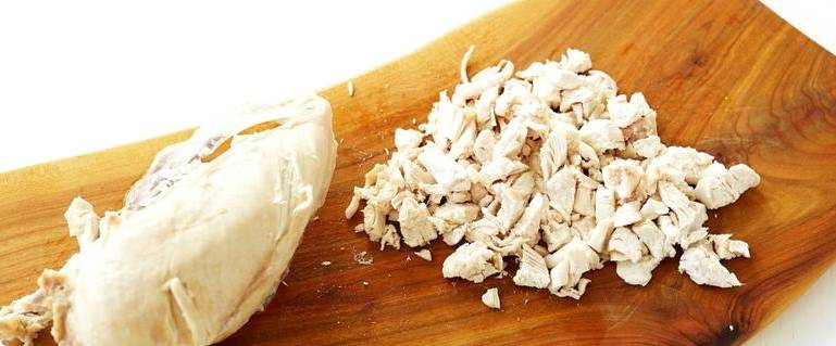 Салат «Дамский каприз» с ананасом, курицей и сыром классический