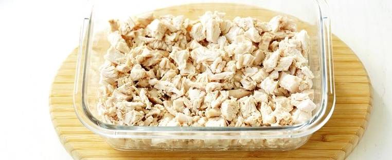 Салат «Дамский каприз» с ананасом, курицей и сыром классический