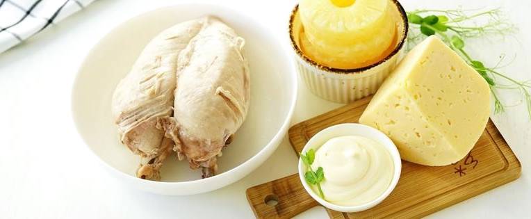 Салат «Дамский каприз» с ананасом, курицей и сыром классический