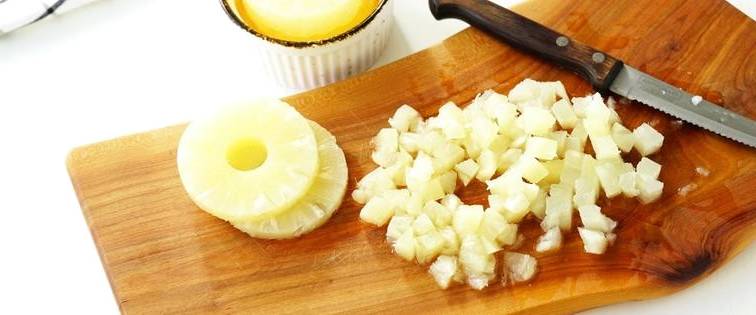 Салат «Дамский каприз» с ананасом, курицей и сыром классический