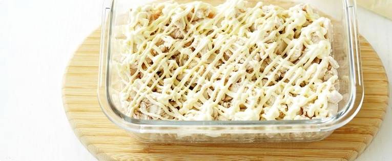 Салат «Дамский каприз» с ананасом, курицей и сыром классический