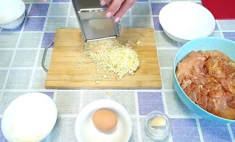 Куриные рулетики из бедра с начинкой