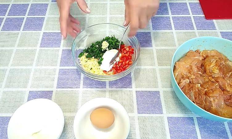 Куриные рулетики из бедра с начинкой