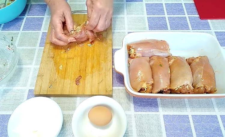 Куриные рулетики из бедра с начинкой