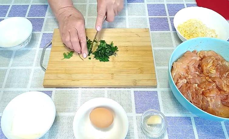 Куриные рулетики из бедра с начинкой