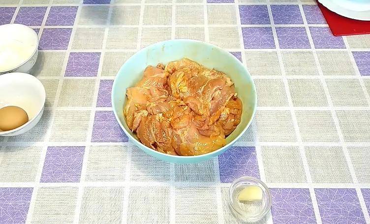 Куриные рулетики из бедра с начинкой