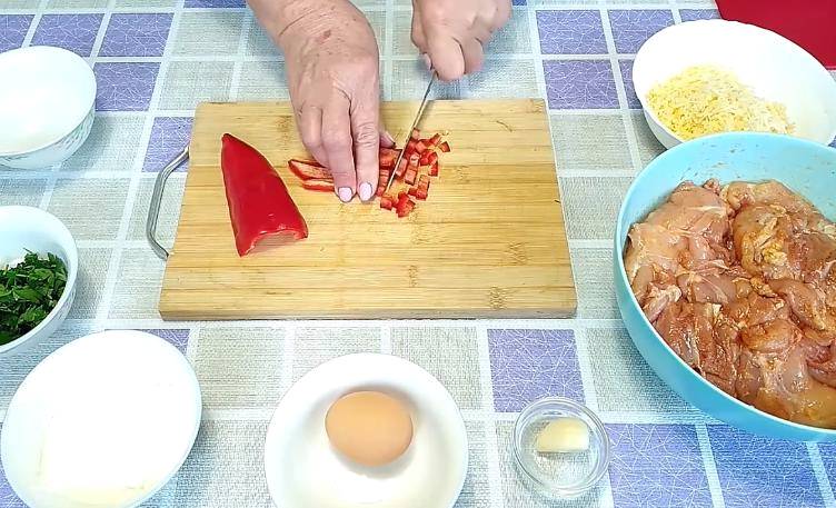 Куриные рулетики из бедра с начинкой