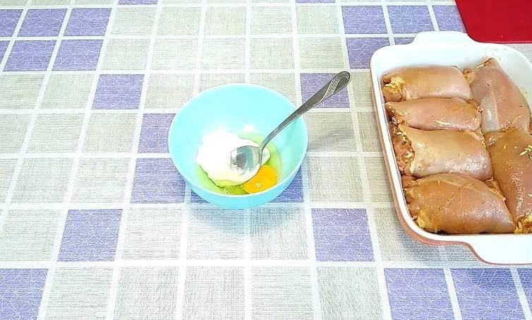 Куриные рулетики из бедра с начинкой