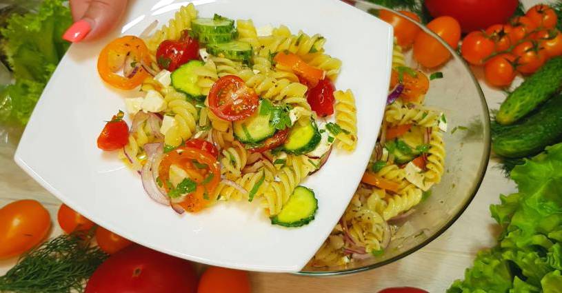 Итальянский салат с пастой