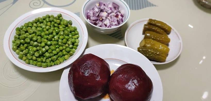 Диетический салат с вареной свеклой