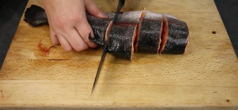 Запеченная форель с картофелем и луком в духовке