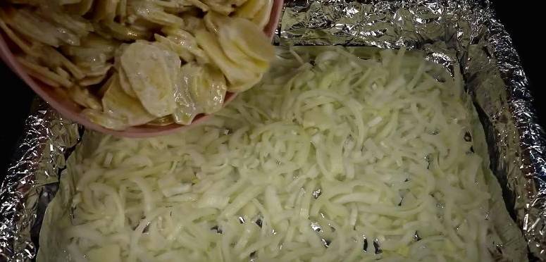 Запеченная форель с картофелем и луком в духовке