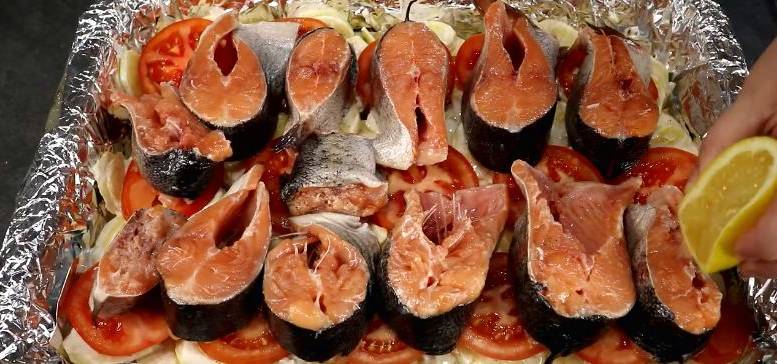Запеченная форель с картофелем и луком в духовке