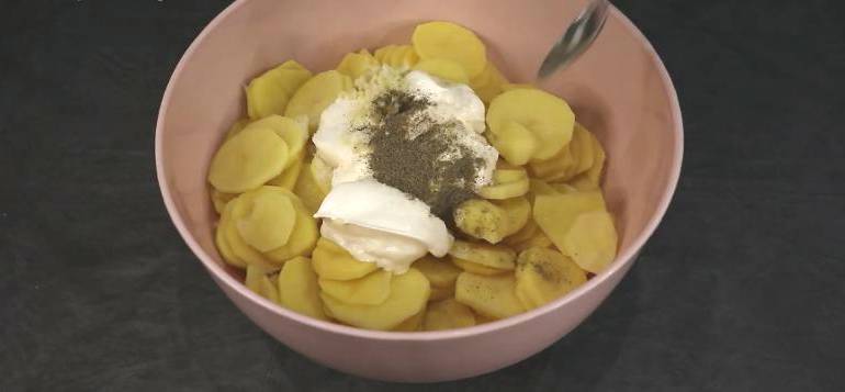 Запеченная форель с картофелем и луком в духовке