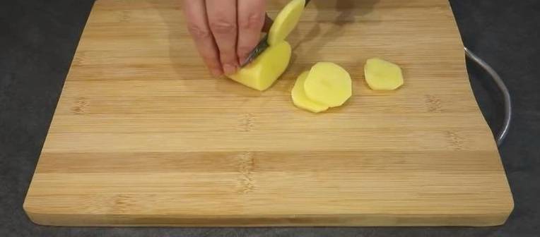 Запеченная форель с картофелем и луком в духовке
