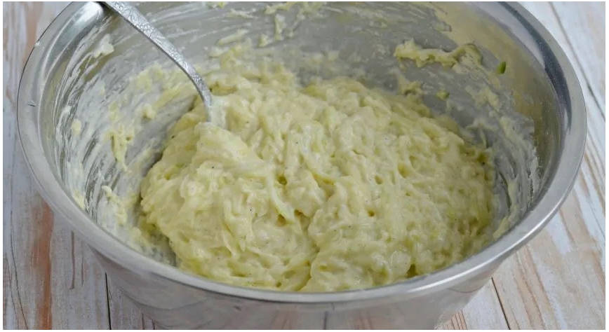 Рулет из кабачков с творожным сыром, зеленью и чесноком в духовке