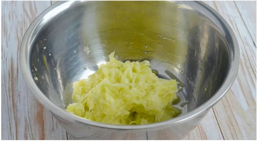 Рулет из кабачков с творожным сыром, зеленью и чесноком в духовке
