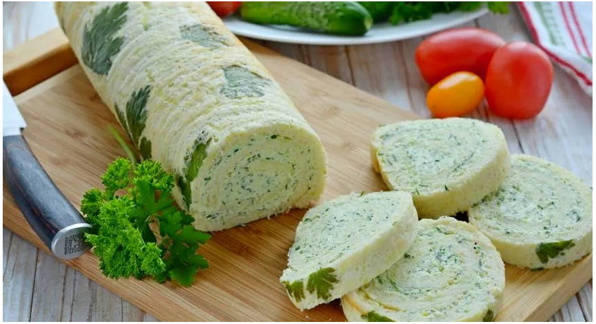 Рулет из кабачков с творожным сыром, зеленью и чесноком в духовке