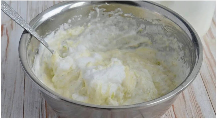 Рулет из кабачков с творожным сыром, зеленью и чесноком в духовке