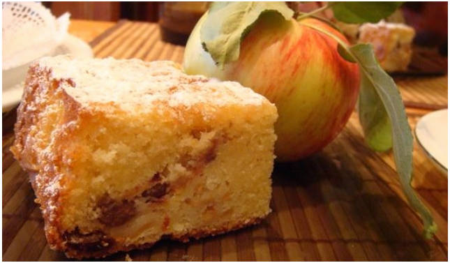 Шарлотка с яблоками и изюмом