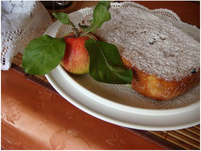 Шарлотка с яблоками и изюмом