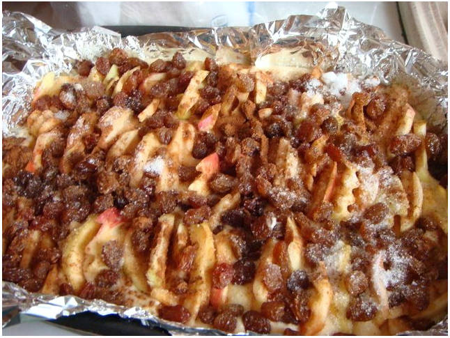 Шарлотка с яблоками и изюмом