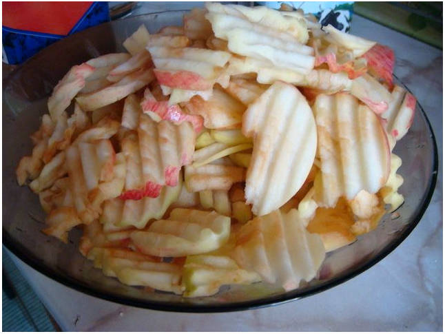 Шарлотка с яблоками и изюмом