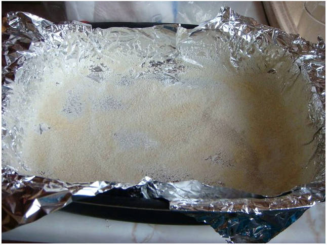 Шарлотка с яблоками и изюмом