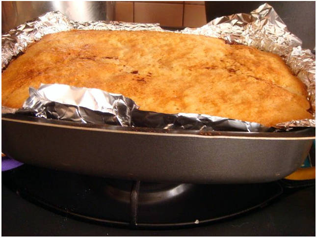 Шарлотка с яблоками и изюмом