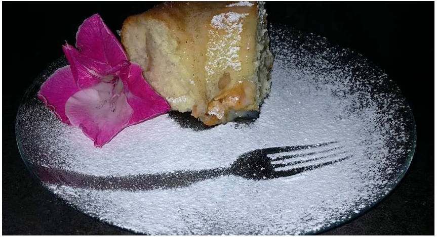 Шарлотка с заварным кремом и яблоками