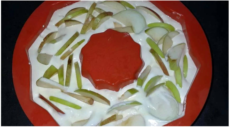 Шарлотка с заварным кремом и яблоками