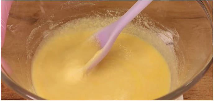 Пышная шарлотка на сыворотке с яблоками в духовке