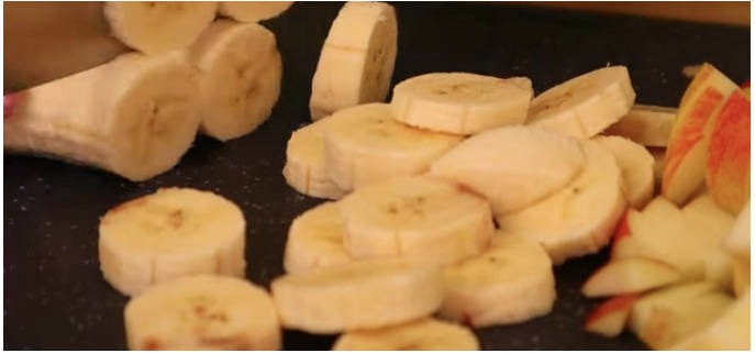 Пышная шарлотка на сыворотке с яблоками в духовке