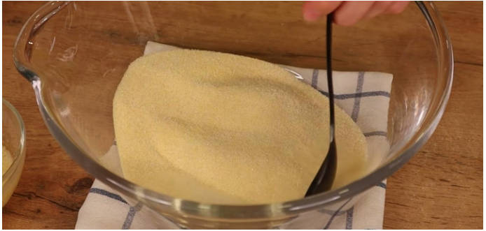 Пышная шарлотка на сыворотке с яблоками в духовке