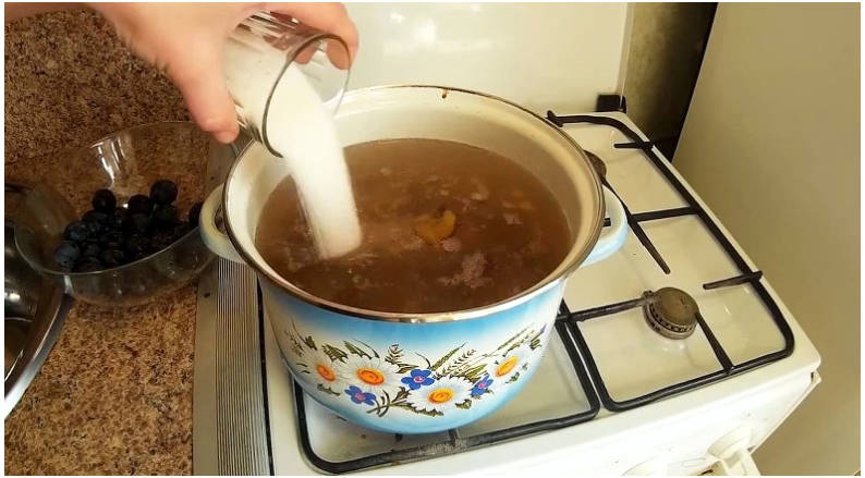 Компот из сливы в кастрюле на каждый день