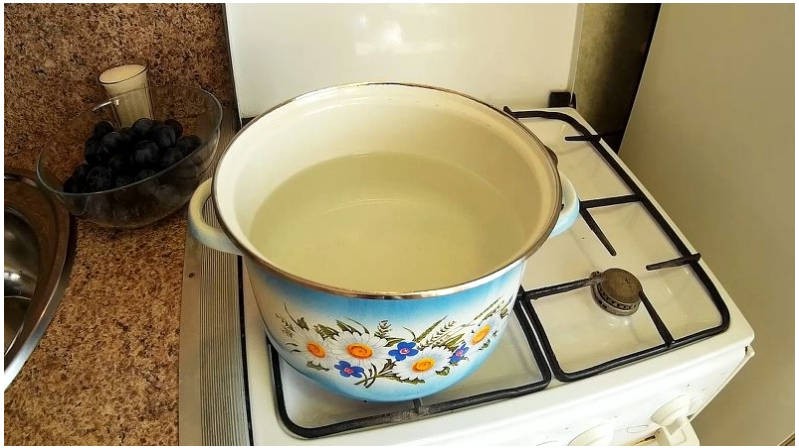 Компот из сливы в кастрюле на каждый день