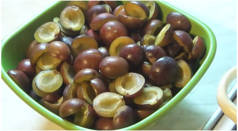 Компот из сливы в кастрюле на каждый день