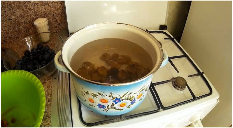 Компот из сливы в кастрюле на каждый день