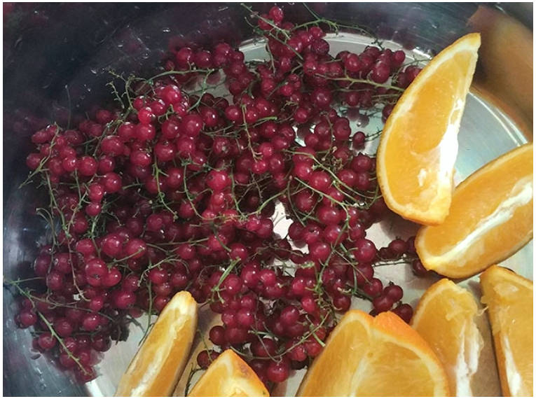 Компот из красной смородины в кастрюле на каждый день