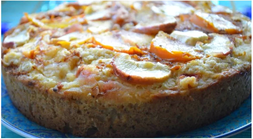 Пирог с хурмой и яблоками