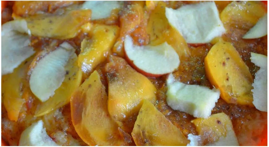 Пирог с хурмой и яблоками