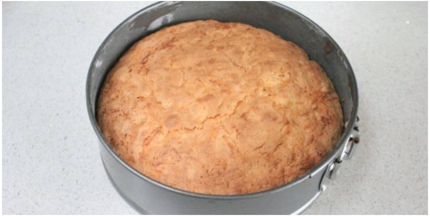 Классический бисквит с яблоками в духовке