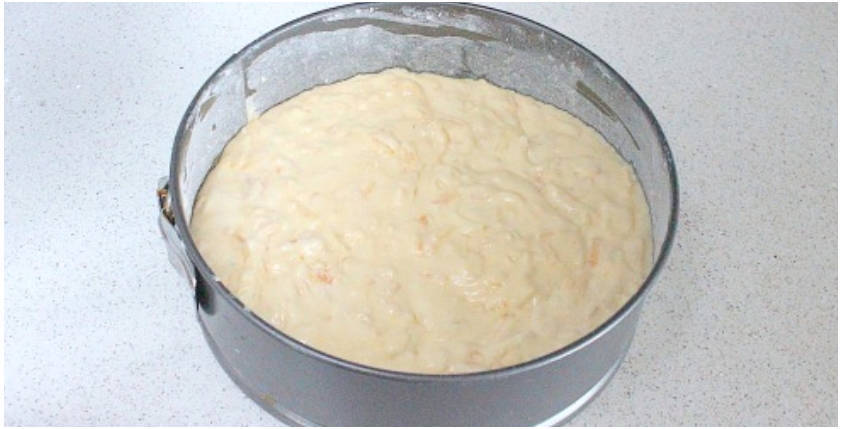 Классический бисквит с яблоками в духовке