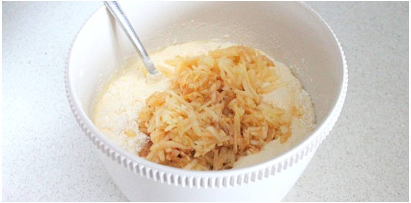 Классический бисквит с яблоками в духовке