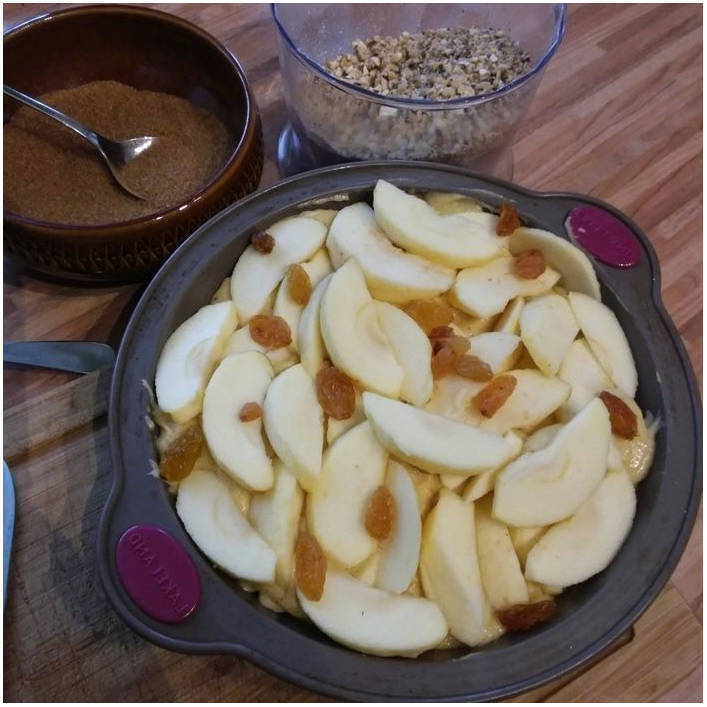 Пирог с яблоками и орехами в духовке