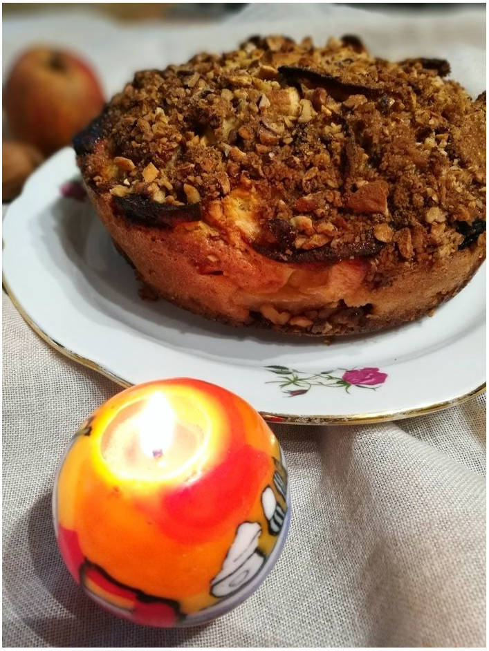 Пирог с яблоками и орехами в духовке